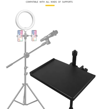 Plateau de support de microphone argenté avec anneau lumineux réglable et plateau de support pour téléphone noir, pour une configuration d’enregistrement et de diffusion polyvalente.