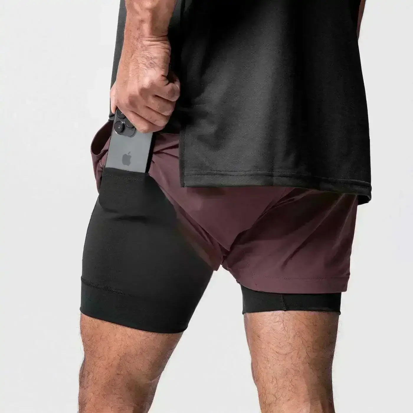 Hombres, pantalones cortos de entrenamiento para anime 2 en 1 en negro y burdeos para gimnasio con diseño de dos capas, cintura elástica y trabilla para la toalla, para un mejor rendimiento y mayor comodidad.