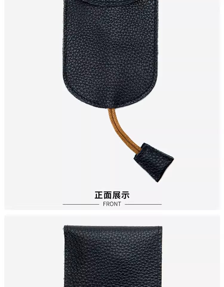 Schwarzes, strukturiertes Leder-Schlüsseletui mit Taschenhalterfunktion, mit beiger Kordel und schwarzer Stoffspitze, von der Rückseite gezeigt.