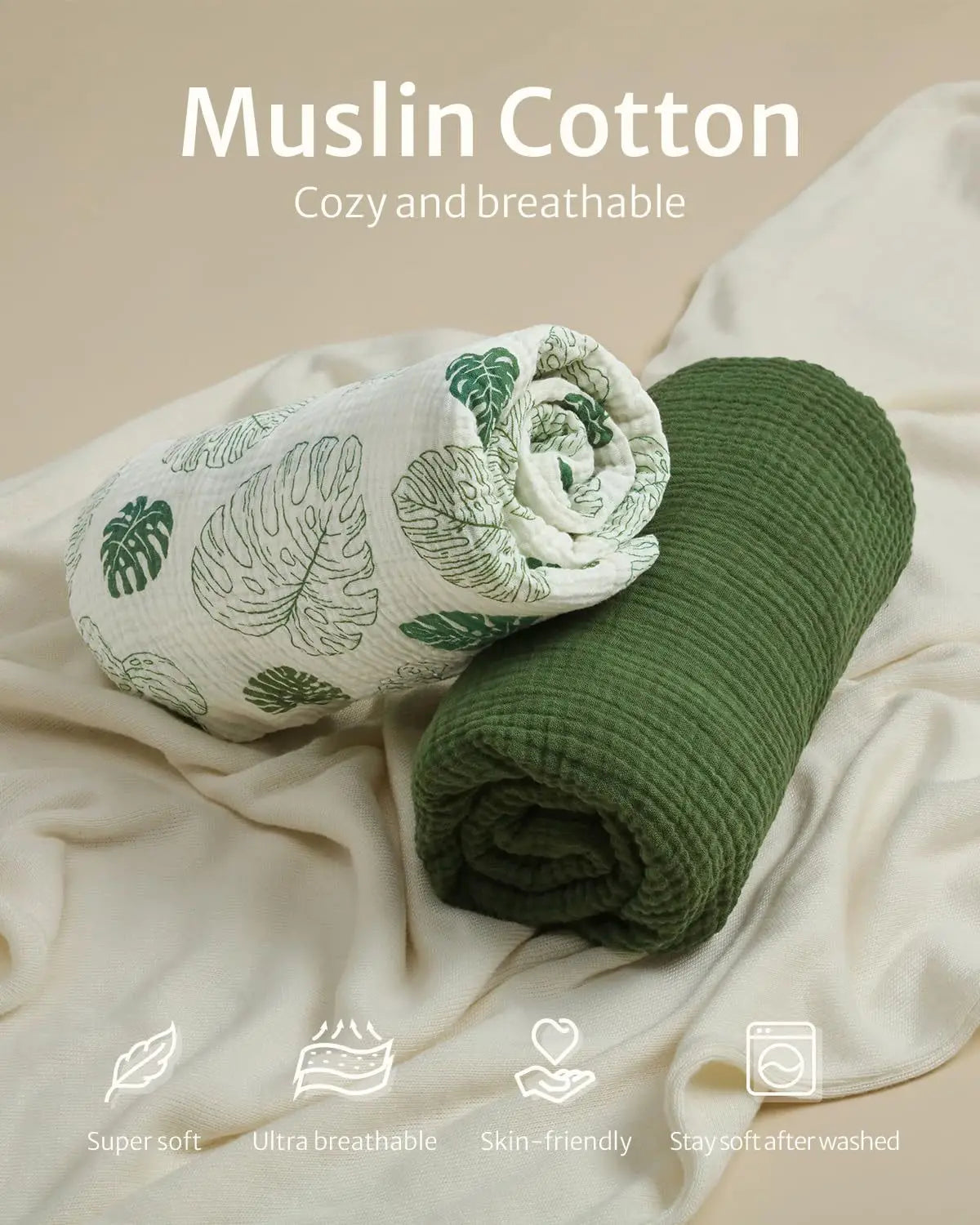 ein weiches Babybettlaken-Set aus Baumwollmuslin mit einer gerollten, einfarbigen Olivgrün-Swaddle-Decke sowie einem weißen Swaddle mit gedruckten Blattmustern