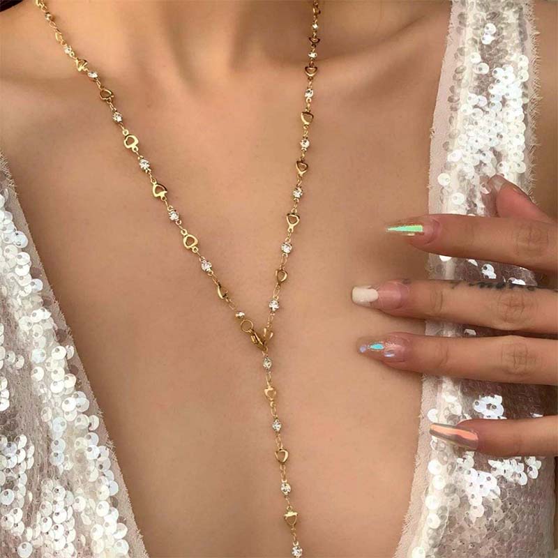 Goldfarbene Y-förmige Halskette mit herz- und diamantähnlichen Kristallverzierungen aus der Kollektion der farbenfrohen Kristallquasten-Halskette als Statement.