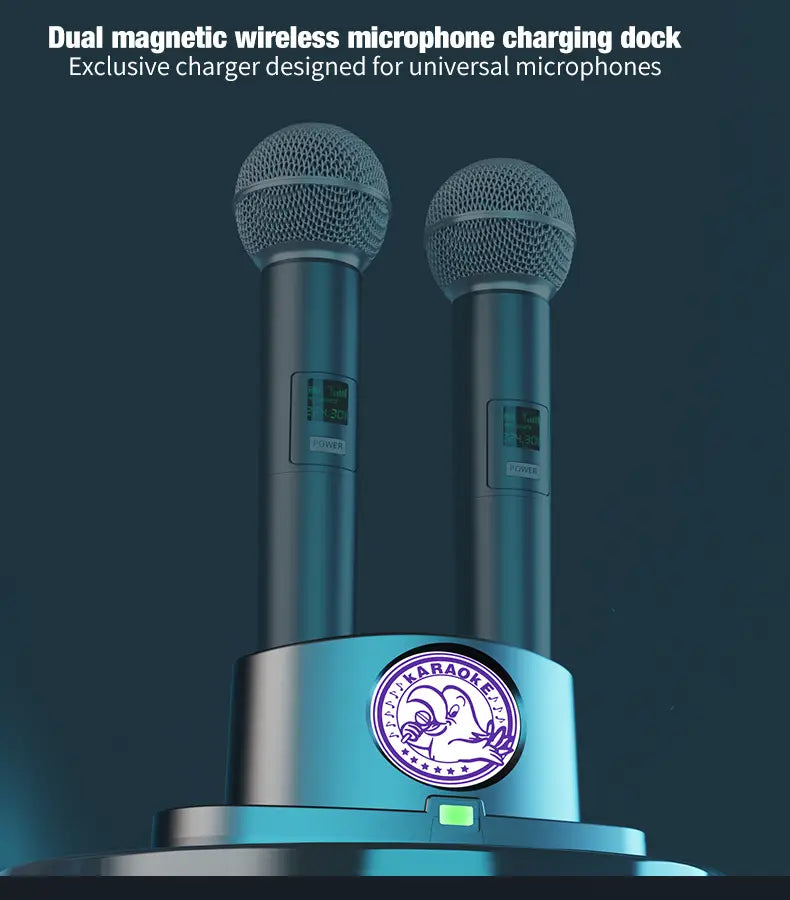 Station de charge sans fil double pour microphone de karaoké, avec double base d’accueil magnétique pour la recharge sans fil, finition métallique élégante et emblème circulaire violet au logo du karaoké.