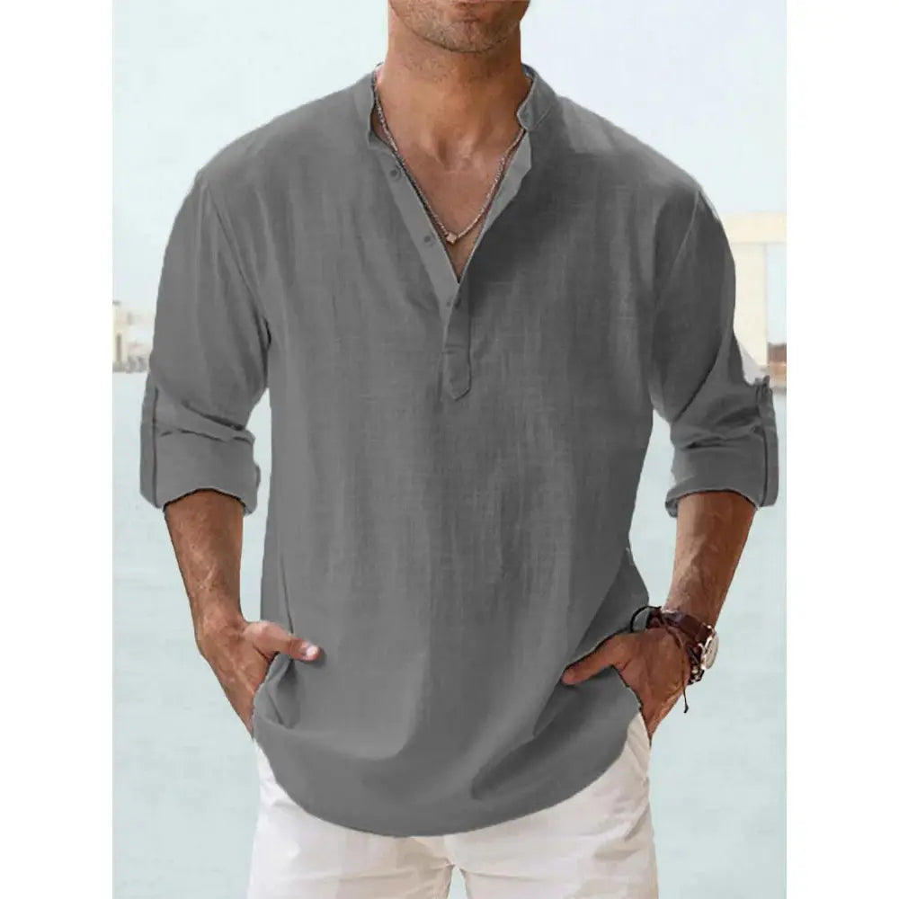 Chemise en lin henley pour homme grise, manches longues retroussées et col en V, idéale pour une tenue décontractée d’été à la plage.