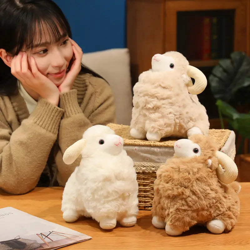 Drei Plüschschaf-Geschmacktiere im niedlichen Kawaii-Weichpuppen-Design mit einem weißen und zwei beigen Exemplaren mit lockigen Hörnern aus weich strukturierter Stoffoberfläche.