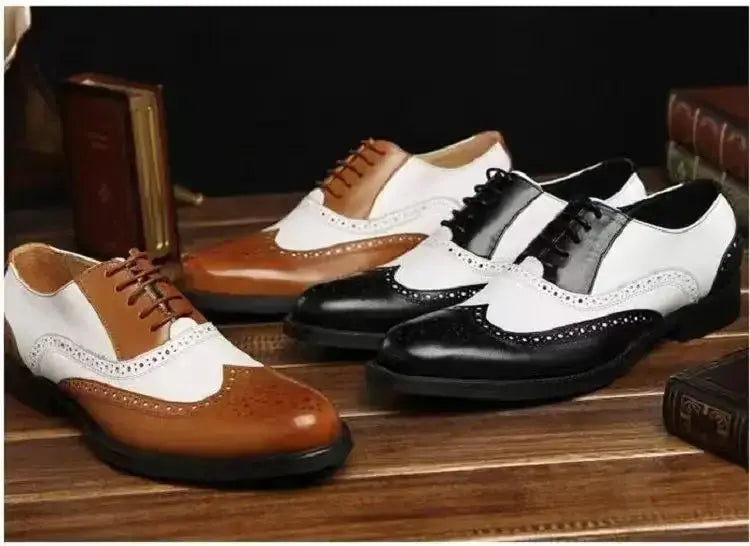 Zapatos de vestir tipo Oxford bicolor con costuras brogue para hombre en cuero clásico marrón y blanco, con cordones negros y diseño tipo wingtip.