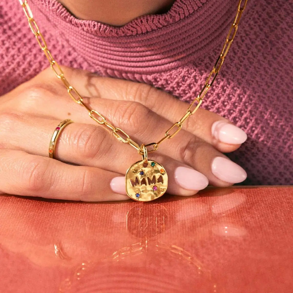 Collier ras du cou en acier inoxydable couleur or avec pendentif en pierre précieuse « Mama », constitué d'un pendentif rond à texture et gravé, agrémenté de pierres précieuses colorées.