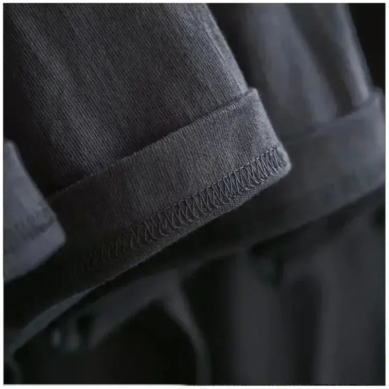 Dunkelgrauer Denimstoff mit dezent strukturierter Webart und ordentlich vernähter Saumkante am Tactical-Angel-Graphic-Cotton-T-Shirt.