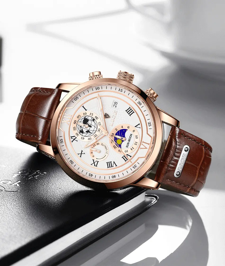 Herren-Lige-Uhr mit Roségold-Chronograph und Lederarmband, mit weißem Zifferblatt mit römischen Ziffern, Mondphasenanzeige und Globus-Motiv, kombiniert mit braunem Lederarmband.