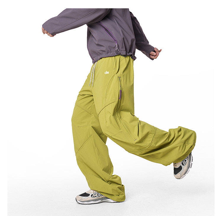 pantalones cargo de senderismo impermeables para hombre en verde oliva, con tejido de secado rápido, múltiples bolsillos y un logotipo de marca sutil en el muslo.