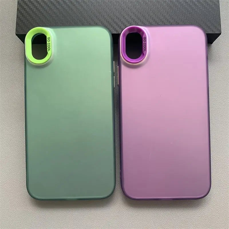 Deux étuis pour téléphone iPhone mats en dégradé de couleurs mates, en vert doux et violet atténué, avec des anneaux circulaires lumineux vert-vert et magenta pour la lentille de caméra, tellement cool visible depuis le côté arrière.