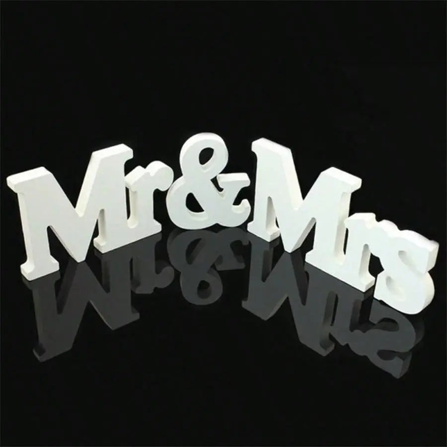 Weiße hölzerne dekorative Buchstaben „Mr“ und „Mrs“ mit glatter matter Oberfläche für die Tischdekoration zur Hochzeit