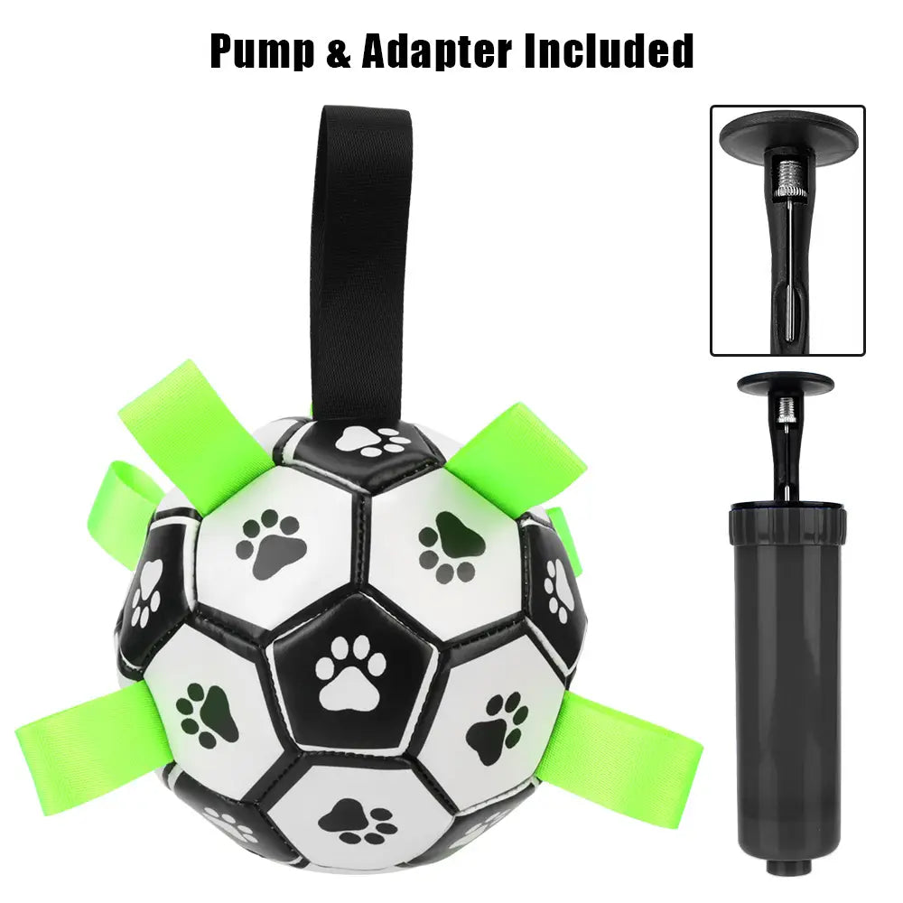 PUレザー製のつかみタブ付き、インタラクティブな犬用サッカーボール。黒と白のデザインに、緑のリボンと肉球の図柄、持ち運びやすい黒いハンドルを備え、顧客満足を確保し、不良品に対する配送コストを低く抑えます。