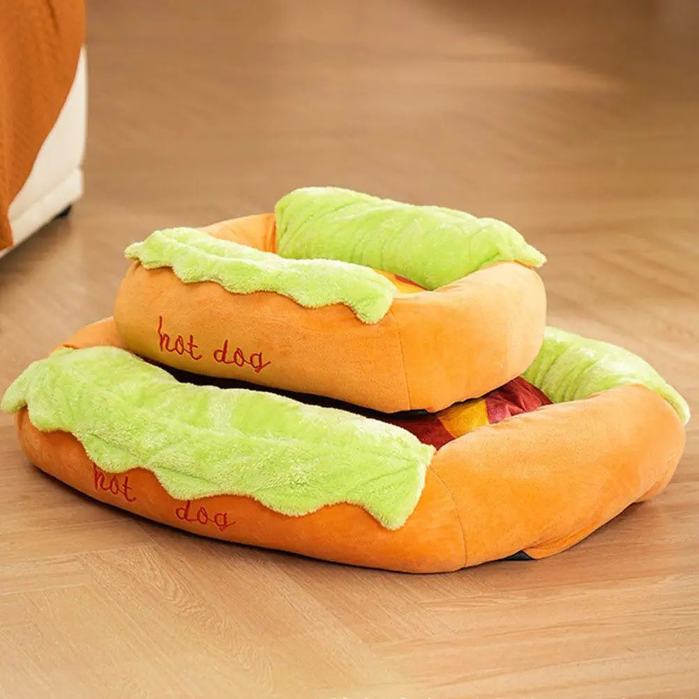 Orangefarbener Plüsch-Hot-Dog-förmiger Hundebett mit grünem Salat und roter Hot-Dog-Stickerei, entworfen als Ruheplatz für kleine Hunde.