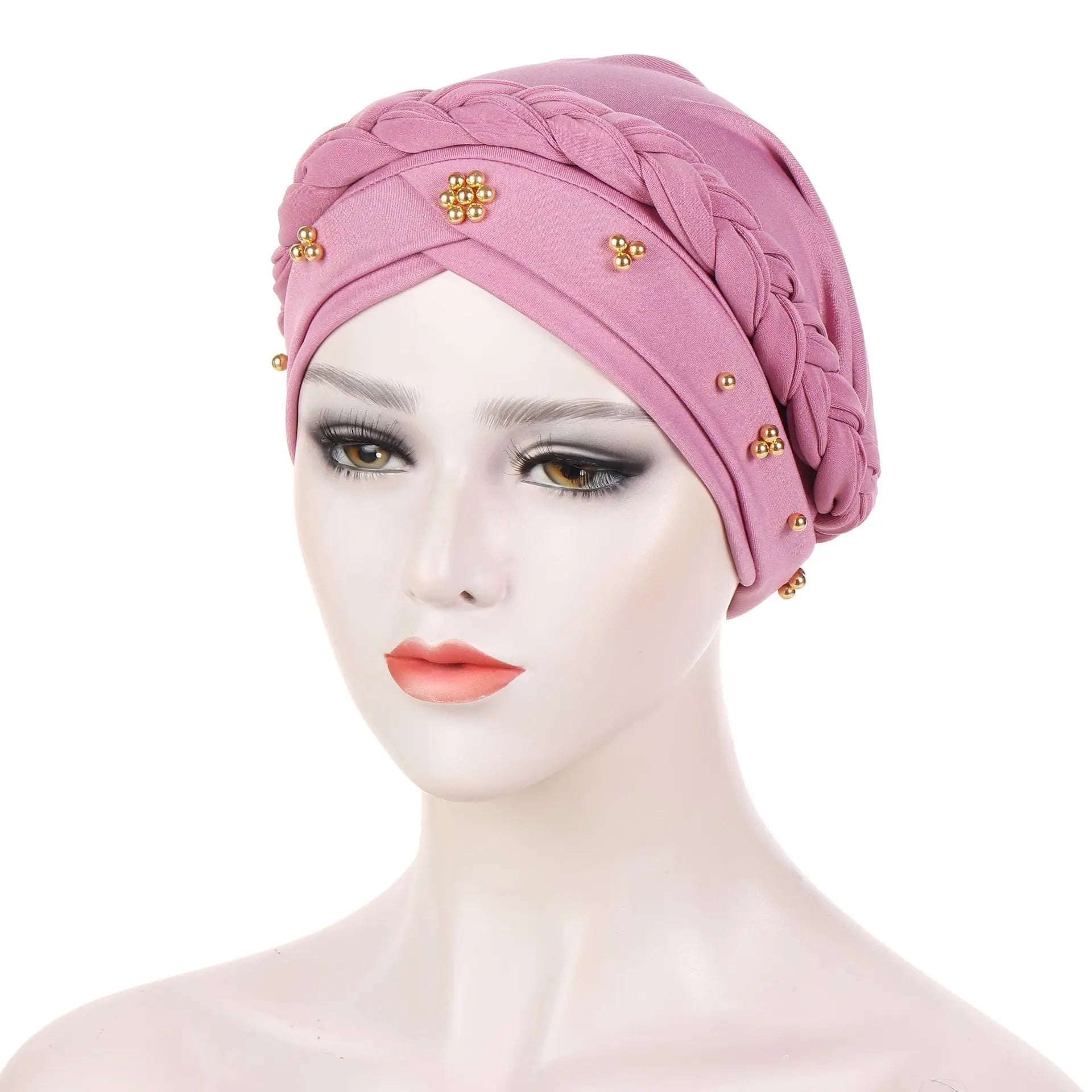 envoltura para la cabeza tipo turbante de hijab modal en tela modal roja, con una alhaja para la cabeza trenzada en rosa, adornada con grupos de cuentas doradas.