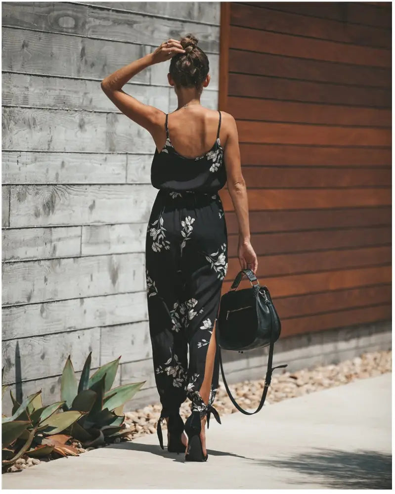 schwarzer Overall mit Blumendruck, schmalen Spaghettiträgern und hohem Seitenschlitz, entworfen für Boho-Sommerkleidung