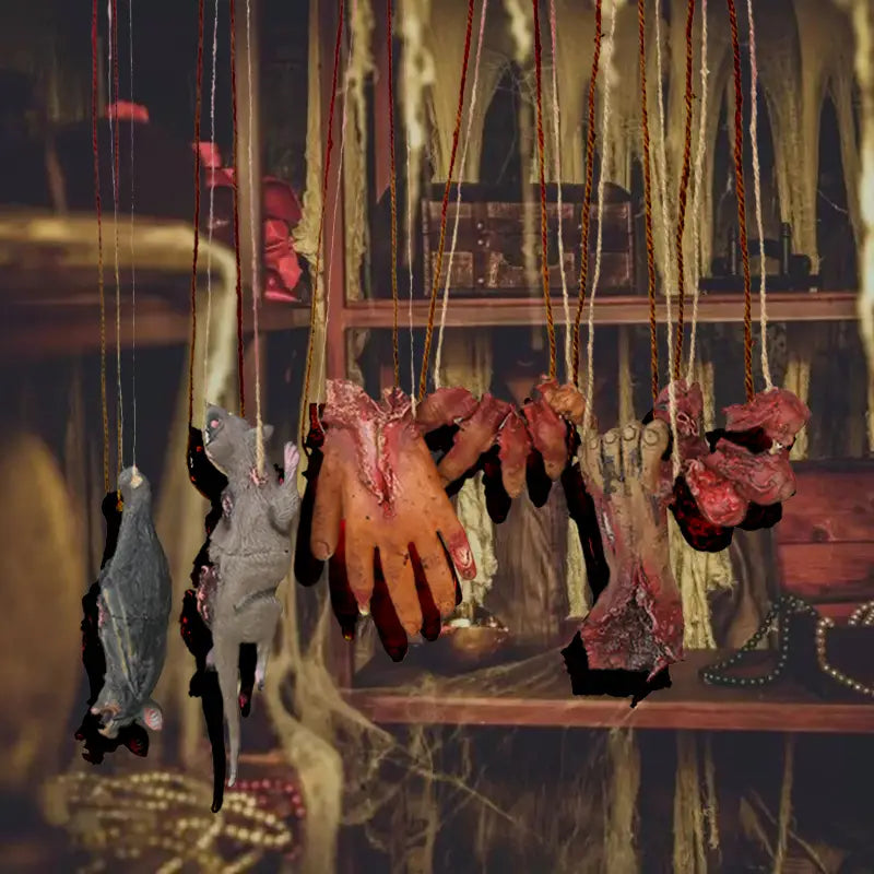 Un ensemble sinistre de fausses parties du corps suspendues d’Halloween sanglantes comprenant des membres et des têtes de marionnettes suspendus dans une présentation macabre, pour une décoration effrayante