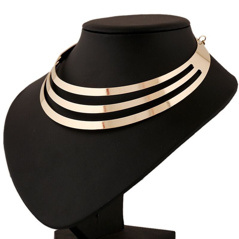 Un collar tipo gargantilla multicapa en tono dorado, de aspecto refinado, con tres bandas horizontales paralelas y un diseño moderno minimalista de cadena punk.