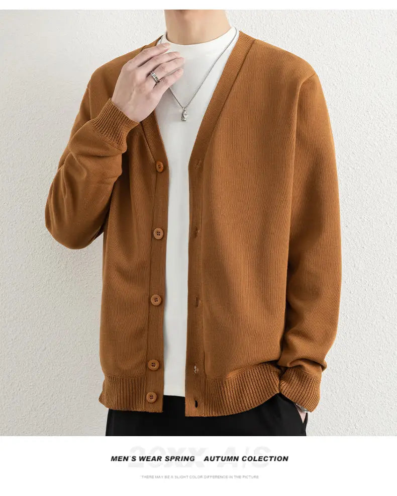 Warmer brauner Cord-Cardigan für Herren mit Knopfleiste, passenden Knöpfen und gerippten Bündchen.