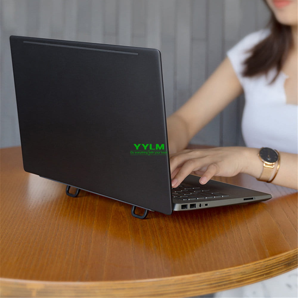 Schwarzer Mini-Laptopständer aus Aluminium, tragbar und kompakt, mit schlankem minimalistischen Design und stabilen Metallbeinen zur Unterstützung von Computertastaturen