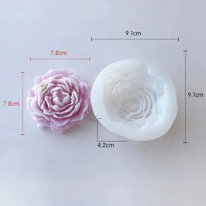 un délicat moule en silicone de pivoine de couleur rose, avec des détails de pétales complexes et une cavité intérieure blanche assortie, conçu pour la fabrication DIY de savon floral et d’objets en résine.