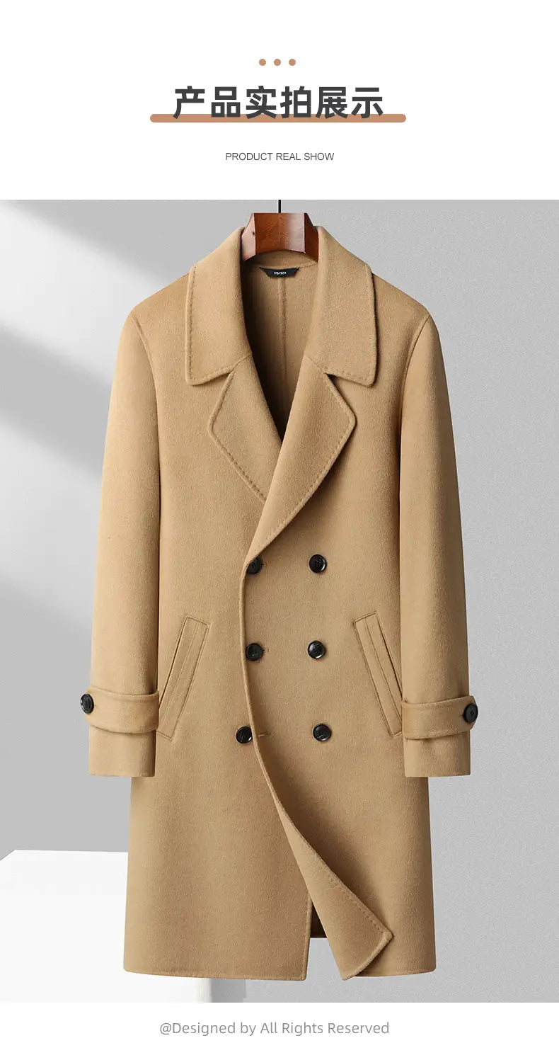Herren-Langwollmantel in klassischer Camel-Farbe mit Doppelreiher-Design, schwarzen Knöpfen und Klappentaschen, geeignet für den Winter.