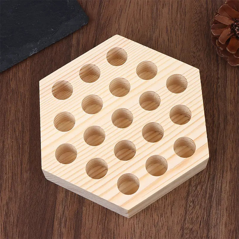 Organizador de herramientas para tablero perforado de soporte de pinzas de madera, con acabado natural de madera clara en forma hexagonal y orificios circulares distribuidos uniformemente para el almacenamiento de herramientas.