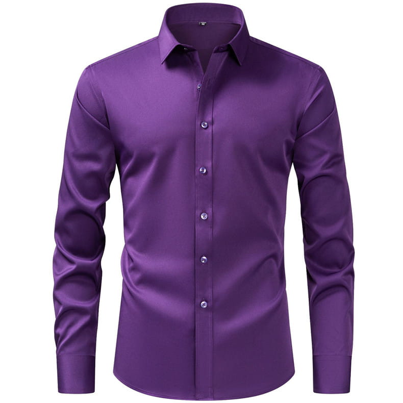 Une chemise habillée sans repassage pour homme en grande taille, pourpre riche, avec une finition satin élégante, des manches longues et des boutons assortis.