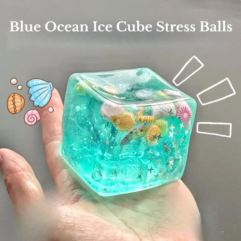 Ein durchscheiniger türkisfarbener würfelförmiger Fidget-Toy-Stressball mit muschelartigen Formen, gefüllt mit farbenfrohen Muscheln, Seesternen und glitzernden Sternen, entworfen als ozeanmuschelartiger, weicher Würfel-Stressball