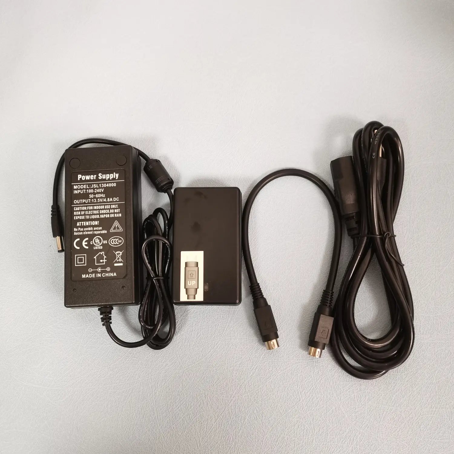 黒色のプラスチック製 Signal Fire Fusion Splicer 電源チャージャーアダプター型番 JSL1304000。12V 5A DC出力およびまとめ配線ケーブル付き。