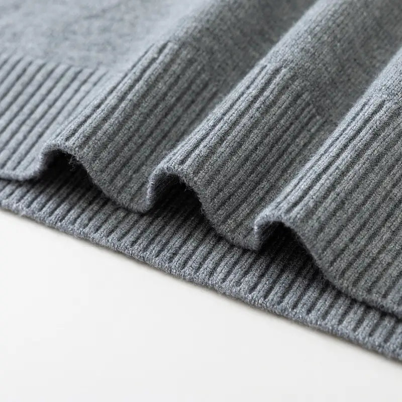 Grauer gerippter Stricksaum-Detailbereich am Herren-Strickpullover mit Rundhalsausschnitt.