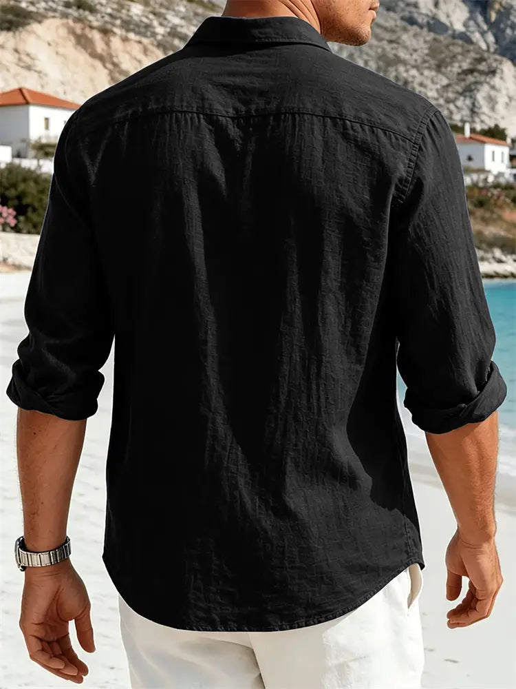 Chemise pour homme en coton et lin noir à manches longues, avec patte boutonnée et manches retroussées, réalisée dans un mélange de lin respirant.