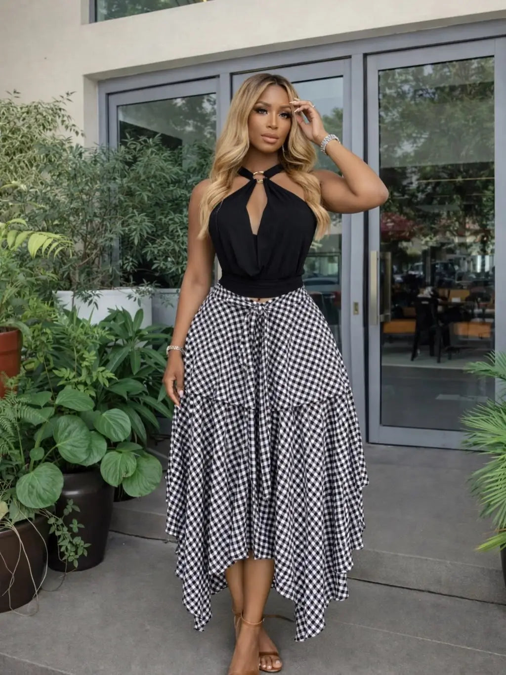 Schwarz-weißer Gingham-High-Low-Tiered-Karomuster-A-Linien-Midirock aus leichtem Stoff für einen stilvollen, lässigen Look