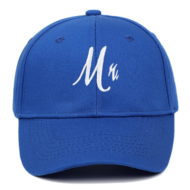 Casquette de baseball bleu royal avec logo « MR » brodé en blanc, mise en avant dans la collection de chapeaux parentaux « Mr et Mrs » brodés.
