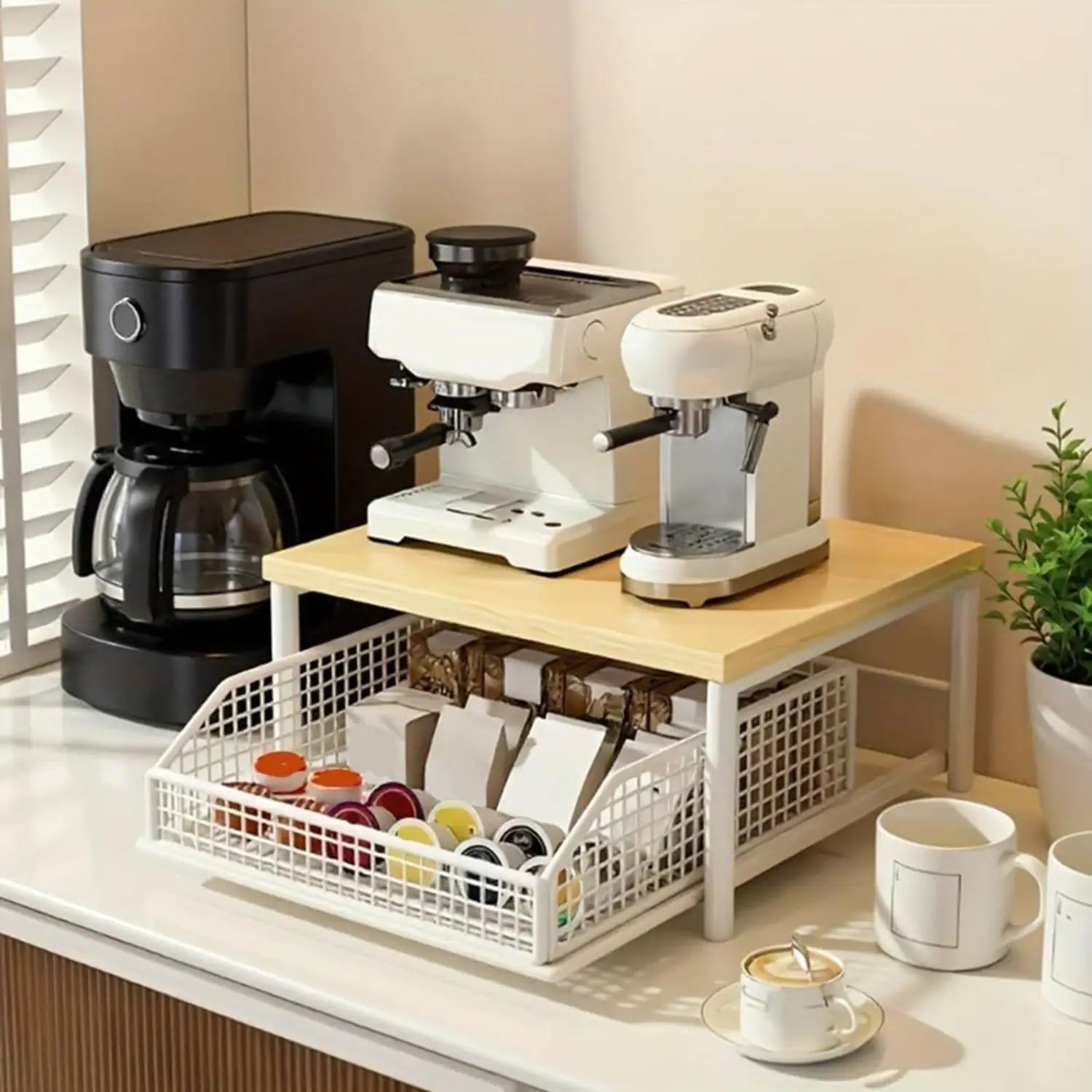 Organisateur de dosettes de café en treillis métallique blanc avec plateau en bois et pieds en métal, étagère de rangement de cuisine conçue comme une étagère à deux niveaux en bois et métal pour un rangement de cuisine efficace.