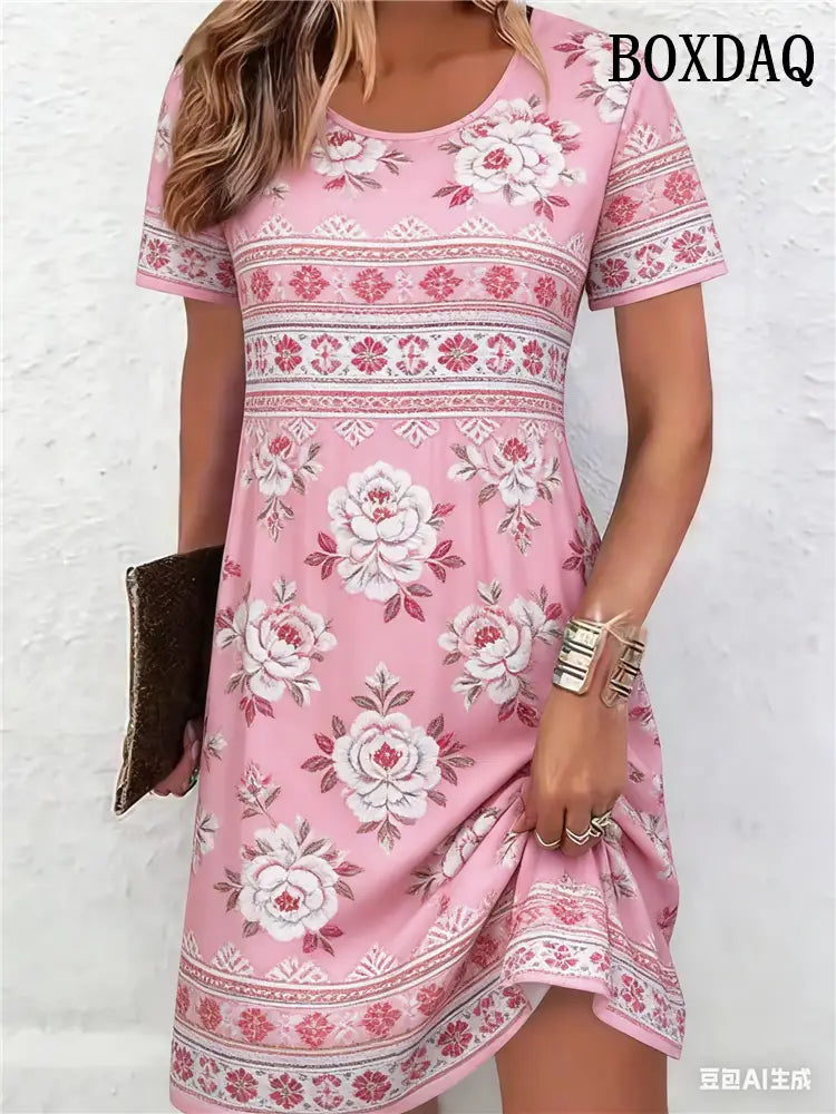 Sommerkleid im ethnischen 3D-Druck-Stil mit einem rosa Blumenprint, weißen und gedämpft rosafarbenen Blüten sowie dekorativen horizontalen Bändern in passenden Farbtönen auf einem Design mit kurzen Ärmeln.