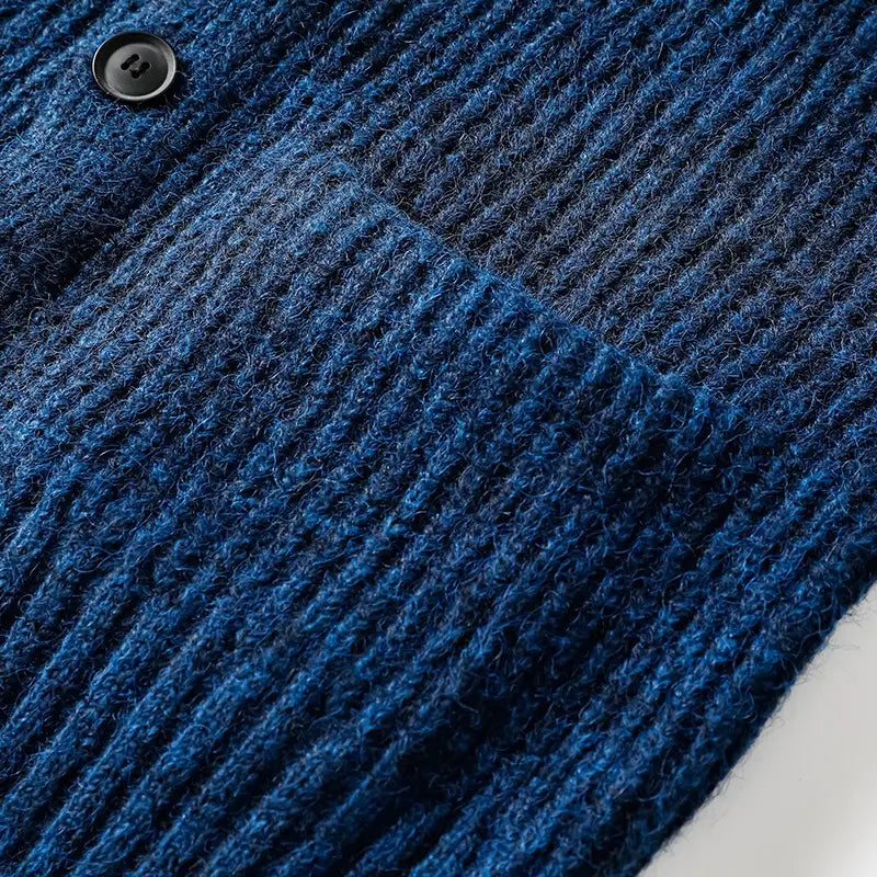 Herren-V-Ausschnitt-Strickcardigan aus tiefblauer gerippter Strickware mit Verschluss mit schwarzem Knopf.