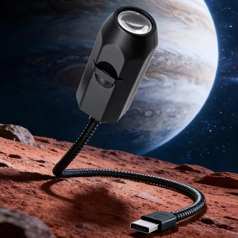 lampe torche USB-C cylindrique noire et élégante avec câble tressé flexible conçue comme lampe de projection et veilleuse pour projeter la galaxie du ciel étoilé