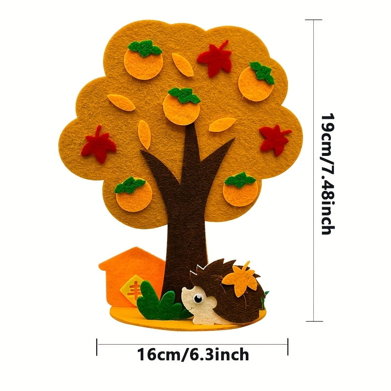 kit de manualidades estacionales de árbol de fieltro tipo diy que incluye un árbol de fieltro naranja con hojas rojas y verdes, fruto amarillo y un tronco marrón con un erizo debajo.