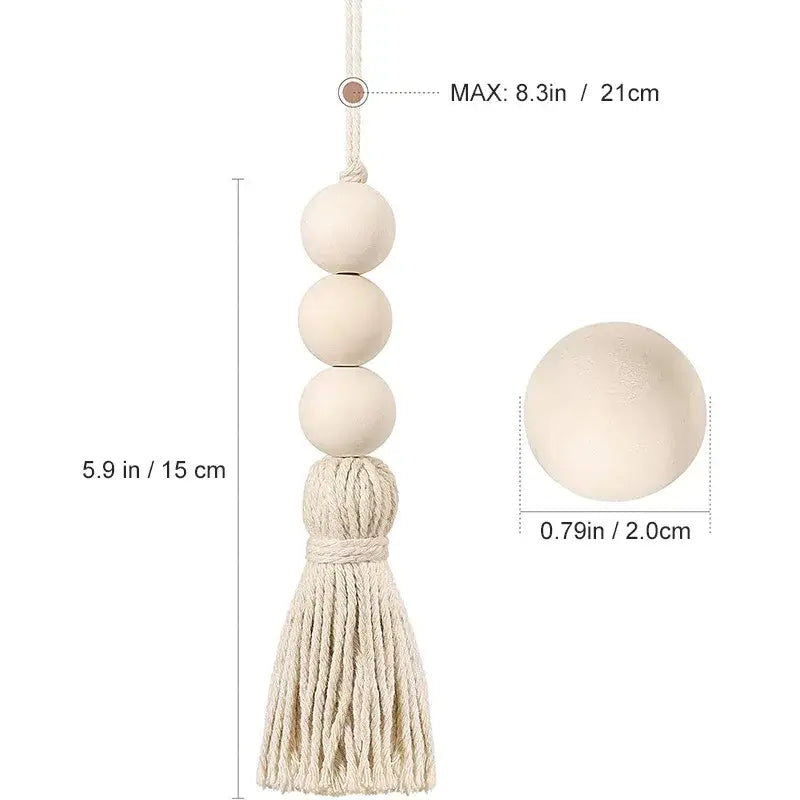 Beiger hölzerner Perlengirlanden-Tassel-Anhänger mit drei runden Perlen und einem Fransenabschluss.