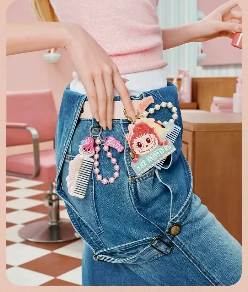 Rosa, mit Perlen verzierter Cartoon-Charakter-Schlüsselanhänger mit Kamm- und Haaraccessoire-Design aus der Pop-Mart-Labuub-the-Monsters-Hair-Salon-Guess-Bag.