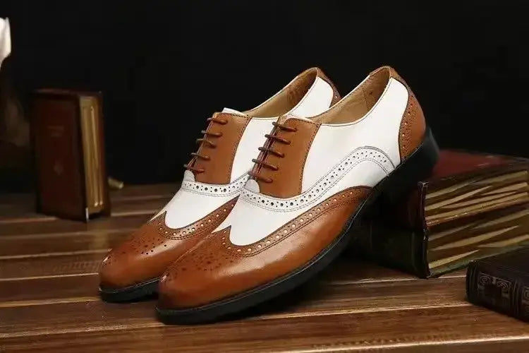 Zapatos de vestir Oxford tipo brogue bicolor para hombre en cuero marrón y blanco con detalles perforados para uso formal.