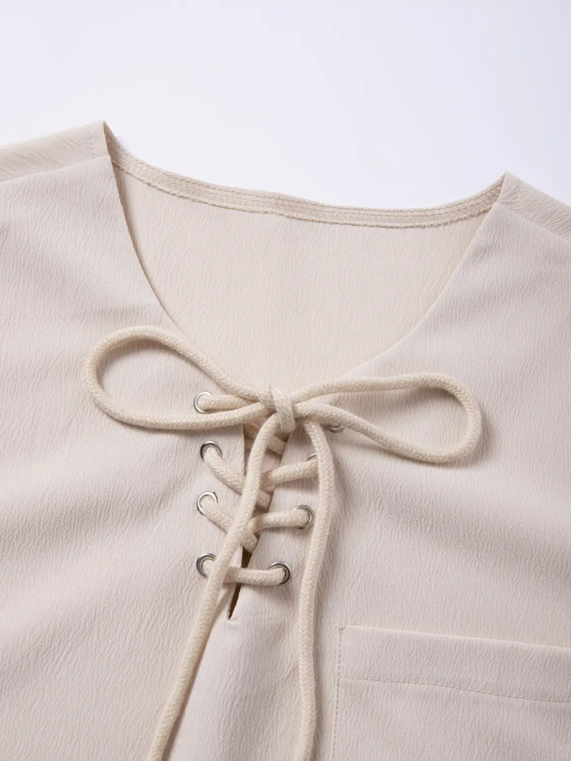 Beige Herren-Schnürstrick-Ärmellos-Top mit weichem, strukturiertem Stoff und dezenten Ziernähten, ideal für den lässigen Alltag.