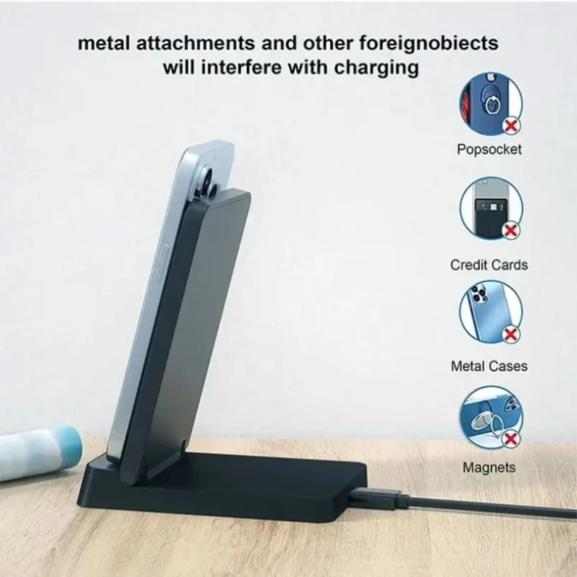 Cargador inalámbrico magnético negro abatible de 15 W para teléfono, con un soporte en el que descansa un smartphone plateado, demostrando la carga inalámbrica mediante la alineación del anillo magnético.