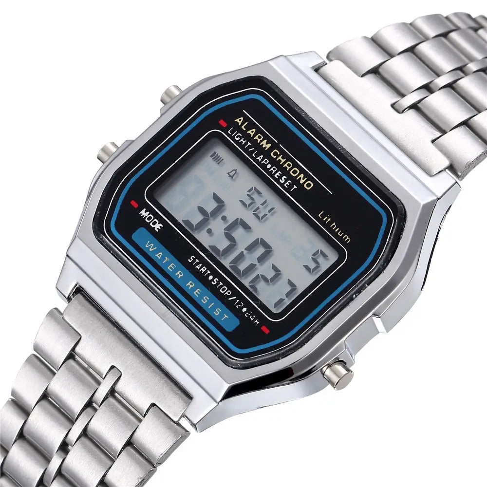 Des hommes ont conduit une montre numérique avec un cadran rectangulaire argenté, des finitions bleues, et un bracelet à maillons en acier inoxydable.