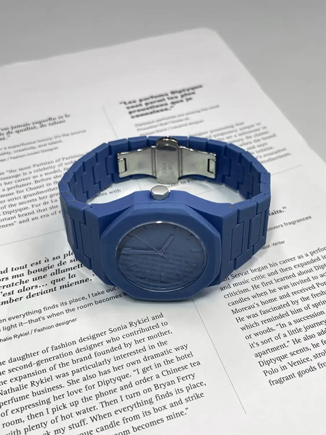 Herrenarmbanduhr Tomi im minimalistischen Design aus weißer Keramik mit einem blauen Silikonarmband, einem passenden blauen Zifferblatt und einer silberfarben wirkenden Schnalle.