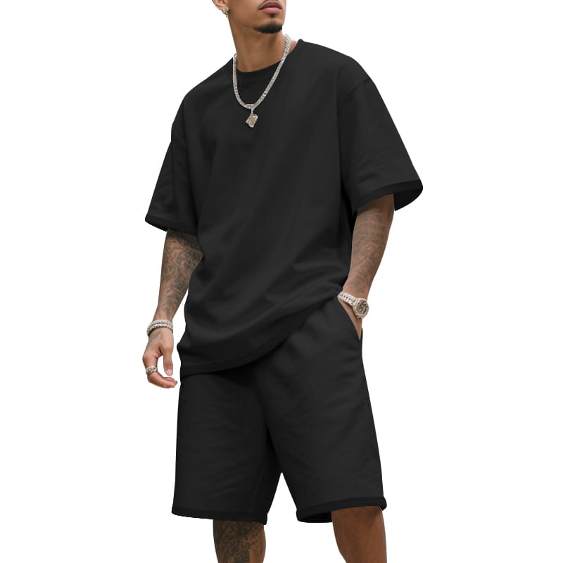Camiseta oversize negra de manga corta para hombre con ajuste relajado y bajo acanalado, del conjunto veraniego casual para hombre de dos piezas, camiseta y pantalones cortos.