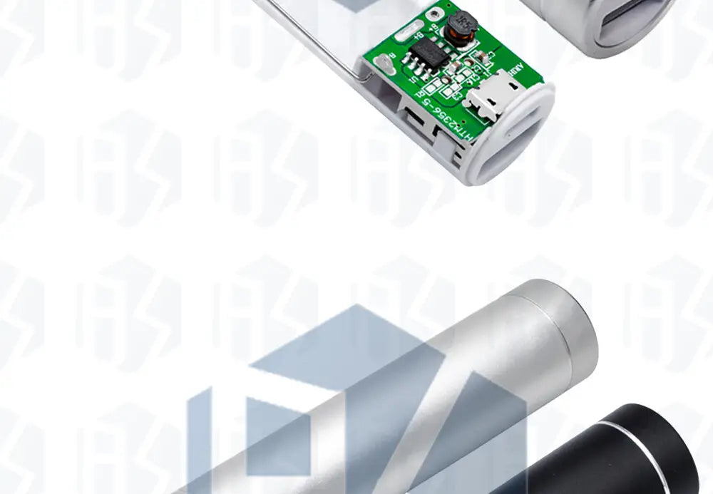 Silbernes zylindrisches DIY-Metall-Powerbank-Baukastenset, das eine grüne Leiterplatte mit USB-Anschlüssen zeigt für Ausgang 5 V und Eingang 5-V-Laden