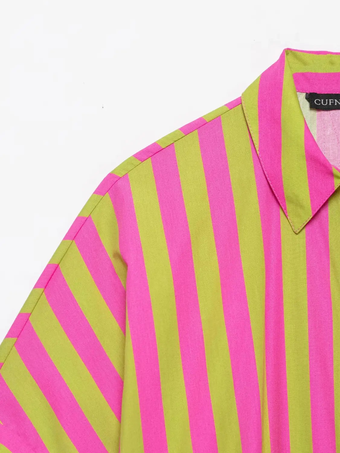 Ein leuchtend pinkfarbenes und lindgrünes, vertikal gestreiftes Kurzarmhemd mit Knopfleiste und einem klaren Kragen, mit Markenlabel-Manschette am inneren Halsausschnitt.