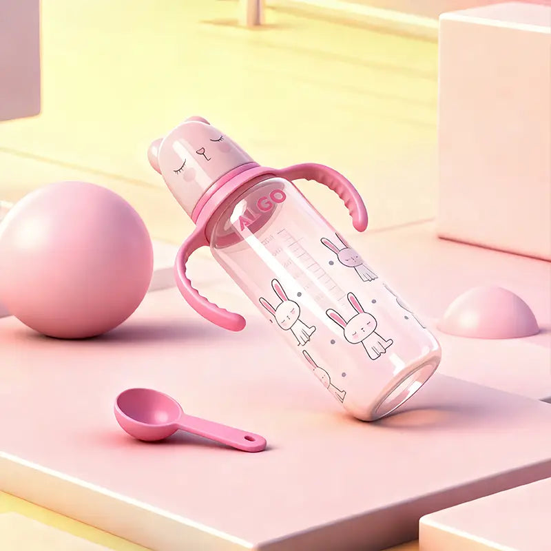 ピンクのうさぎをテーマにしたデザインの取っ手付きベビー用哺乳瓶240ml。透明なボトル、やわらかなシリコーン製の取っ手で、握りやすさに配慮しています。
