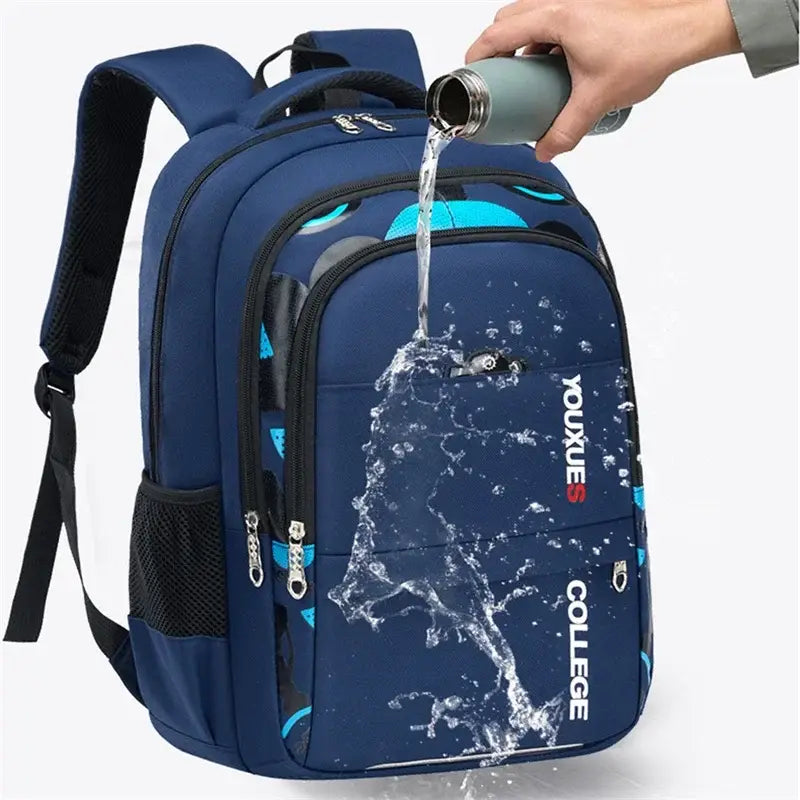 Wasserdichter Schulrucksack für Jungen in Navyblau und petrolfarben gemusterter Stoff mit schwarzen Reißverschlüssen und seitlichen Netztaschen.